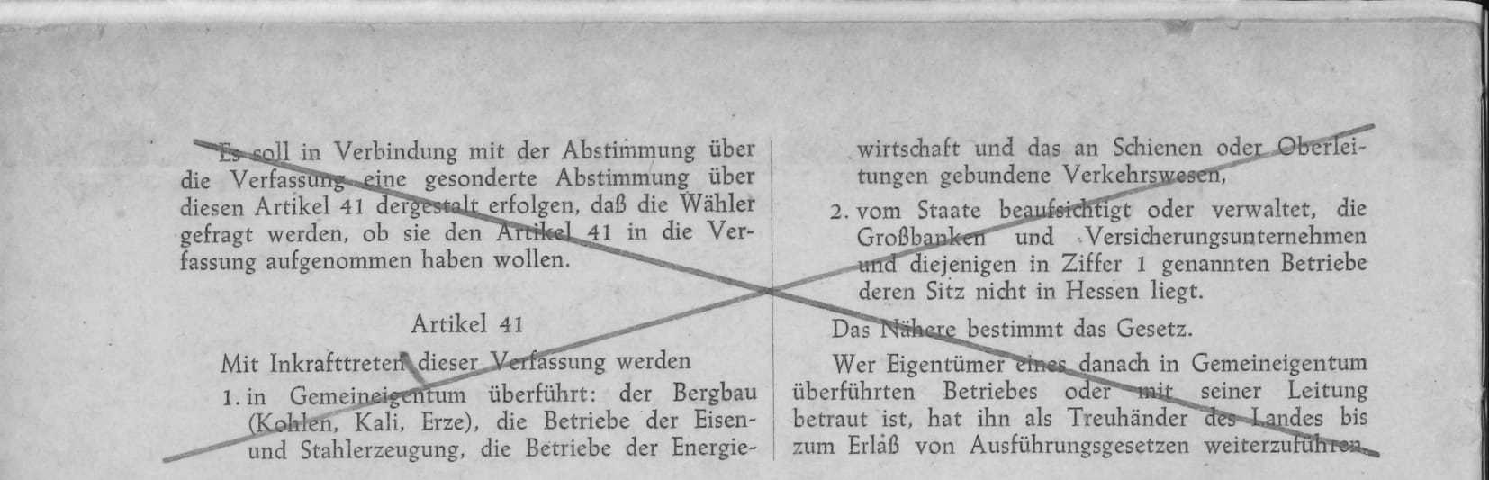 Rückseite der Verfassung mit von Hand durchgestrichenen Absätzen und mehreren Unterschriften von Ministern