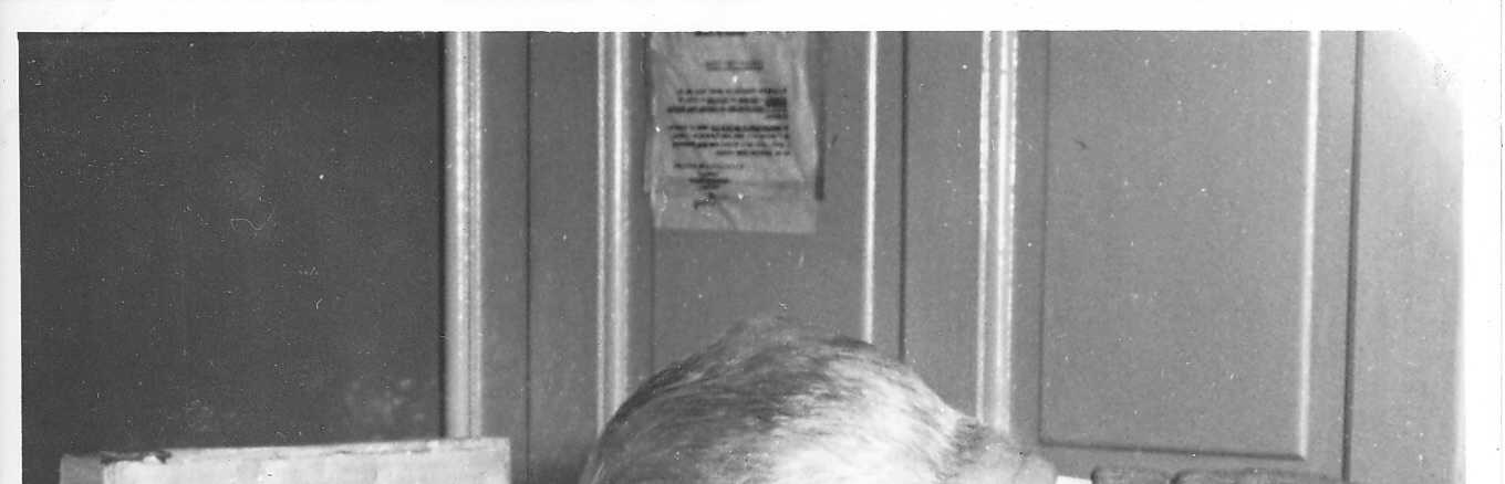 Schwarz-Weiß-Fotografie von Christian Stock hinter einer Wahlkabine bei der Abstimmung der neuen Hessischen Verfassung im Jahr 1946