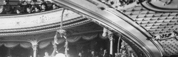 Schwarz-Weiß-Fotografie von Zuschauern auf den Rängen des ehemaligen Deutschen Theaters während der konstituierenden Sitzung des Beratenden Landesausschusses am 26. Februar 1946